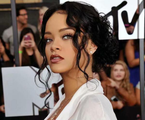 蕾哈娜街頭被偷拍!穿細高跟鞋路面溼滑不便行走,被保鏢抱在懷裡 蕾哈娜街頭被偷拍!穿細高跟鞋路面溼滑不便行走,被保鏢抱在懷裡