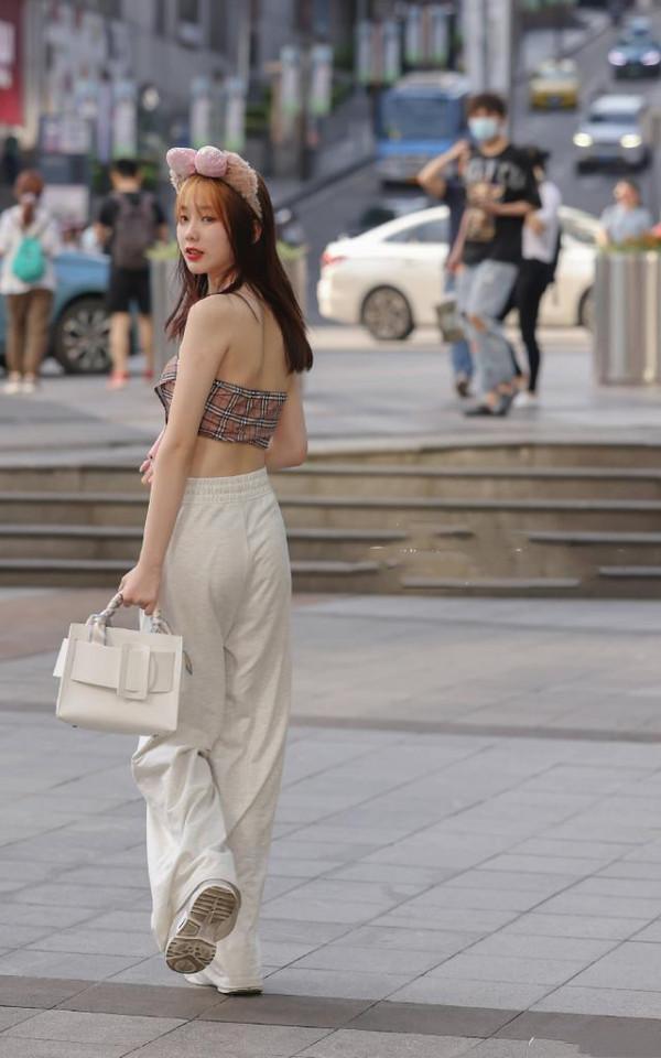 女人要想趕時髦，“秀腰裝”少不了，顯得腿長還很洋氣