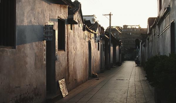 民間奇案：男子離奇身亡，懷揣丈夫錢袋，縣令錯判，狄公翻案