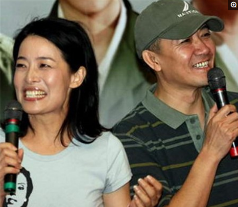 看完李幼斌的妻子，再看何政軍的妻子，網友：趙政委撿了塊寶