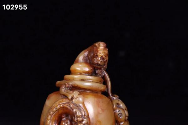 迴流：老壽山田黃石雕“群龍獻寶”印章擺件。規格：長10釐米、