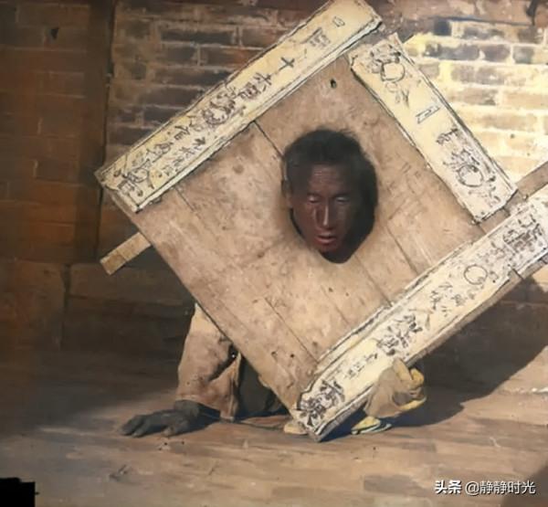 晚清老照片：大刀長三米多，囚犯戴枷鎖下跪，洋人逛集市