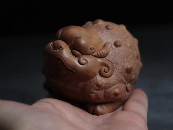 檀香一塊，雕萌萌金蟾一隻！好漂亮的木雕把件