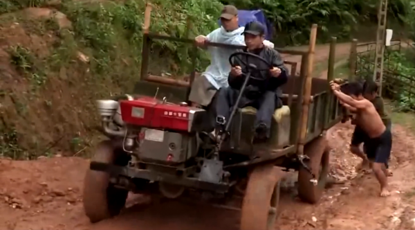這就是越南山區的神仙爛路:沒車敢走,只有靠中國拖拉機爬坡拉貨 這就是越南山區的神仙爛路:沒車敢走,只有靠中國拖拉機爬坡拉貨