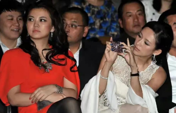 李湘和章子怡合影引熱議,二人氣質差距明顯,誰更勝一籌呢? 李湘和章子怡合影引熱議,二人氣質差距明顯,誰更勝一籌呢?