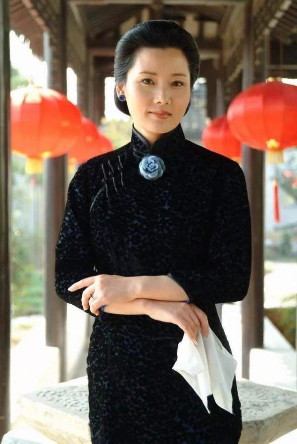 演員何賽飛：父親為她終身未娶，和初戀結婚34年，婚姻狀況如何？