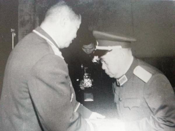 開國將軍中的兩對“翁婿將軍”，老丈人是不是必須向女婿敬禮？