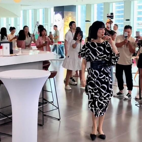 張庭終於剪掉十年長髮,bob短髮配印花裙洋氣減齡,51歲嫩成21歲 張庭終於剪掉十年長髮,bob短髮配印花裙洋氣減齡,51歲嫩成21歲