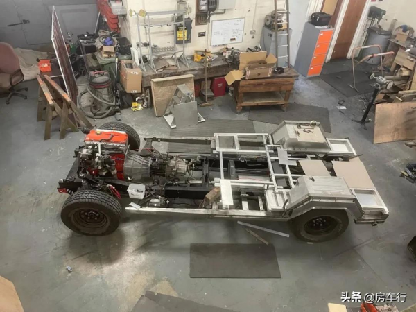 國外大神改裝鋁製露營車，外觀拉風，大體積高配置