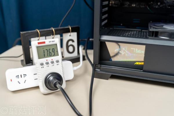 螢幕酷炫,用料誇張,適合高階玩家、技嘉鉑金雕1200W白金牌電源 螢幕酷炫,用料誇張,適合高階玩家、技嘉鉑金雕1200W白金牌電源