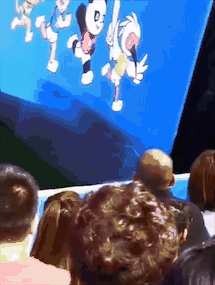 楊舒予害羞！看球被粉絲追捧，拽著隊友低頭不敢動，躲起來太可愛