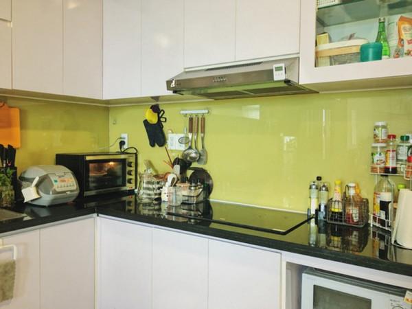 小哥挺有耐心，拒絕斷舍離30㎡塞滿書和手辦，像是誤入了一家書店