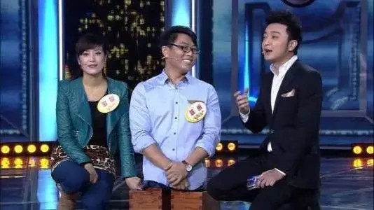 流浪歌手沒雙腿沒文化，卻娶了健康漂亮女孩活成勵志人物，他憑啥