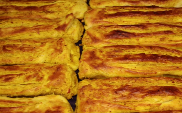 甘肅特色牛舌餅，15年老店一天用到10袋面，老闆做餅做到吐