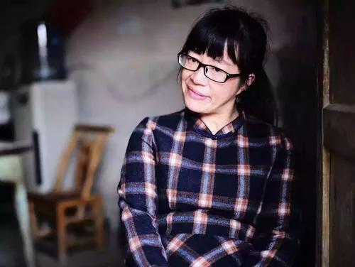 餘秀華成名後被指拋夫棄子，霸氣回應：我有錢了，就應該養活他？