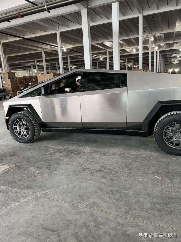 新車｜Cybertruck量產版實車圖，出現全液晶儀表，特斯拉後悔了？