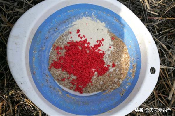 秋分過後釣鯽魚，餌料彆著急加腥，用這些素餌，釣到鯽魚全是大的