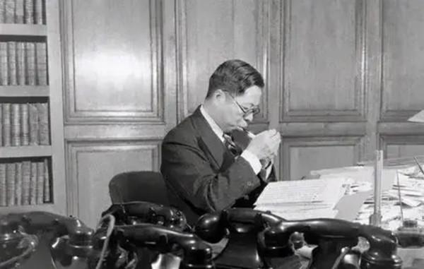 1952年，吳國楨參加蔣介石壽宴，返程發現車子被蔣做手腳