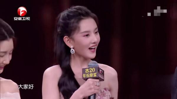 國劇盛典：熱依扎謙遜，吳越一身西裝都在發光，這才是演員的底色