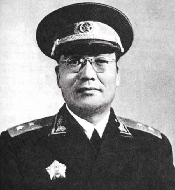 突圍前軍長突然失蹤,令5.6萬大軍全線崩潰,卻被我軍授中將軍銜 突圍前軍長突然失蹤,令5.6萬大軍全線崩潰,卻被我軍授中將軍銜