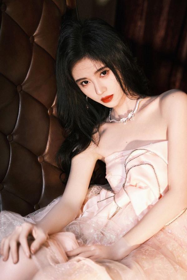 鞠婧禕現身芒果年貨節 粉色蝴蝶結娃娃裙典雅精緻