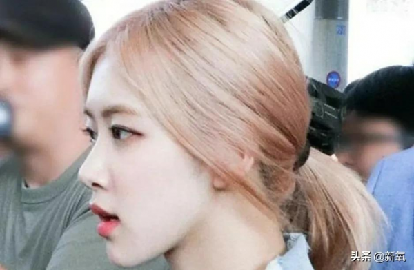 她這眼睛，好像上紅毯前臨時去割的哦...