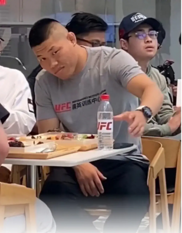 這張老照片只認得出成龍和賈玲，其他兩個是誰？