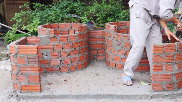 嫌院落一角太單調，用上紅磚成本就兩三百，瞬間成為一道靚麗風景