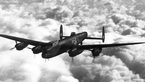 飛行員拼死炸燬大壩,1.3億噸洪水湧向下游,數千人 睡夢中被沖走 飛行員拼死炸燬大壩,1.3億噸洪水湧向下游,數千人 睡夢中被沖走