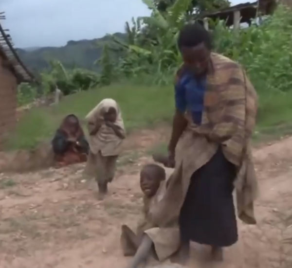真實故事:非洲盧安達6歲男孩,野菜充飢汙水止渴,殘垣斷壁為家 真實故事:非洲盧安達6歲男孩,野菜充飢汙水止渴,殘垣斷壁為家