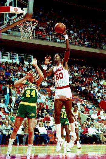 新秀賽季就入選全明星，2米2的彈跳狂人，運動能力爆炸的中鋒