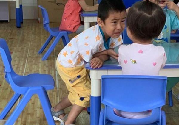 “班裡25個孩子，18個是男寶！”入園第一天，媽媽給女兒辦了退學