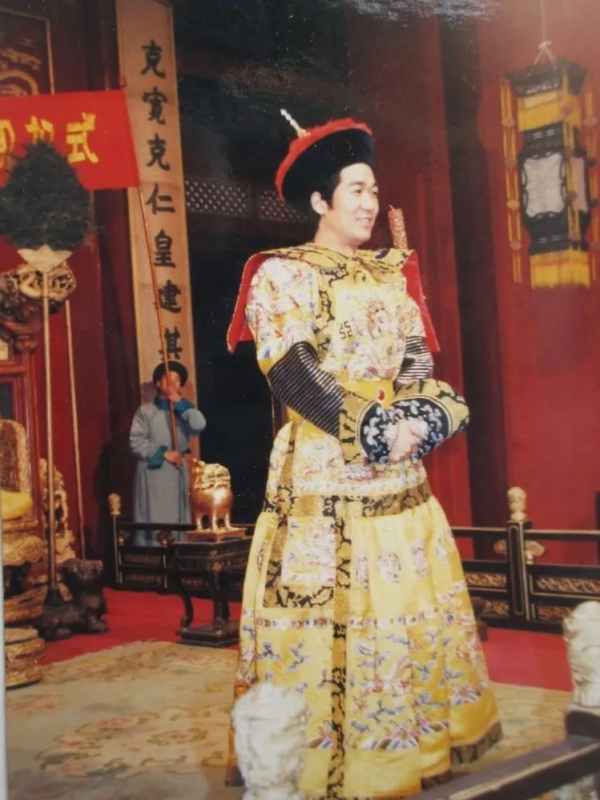 同為皇帝專業戶，陳道明備受好評，張國立拍戲封路引爭議