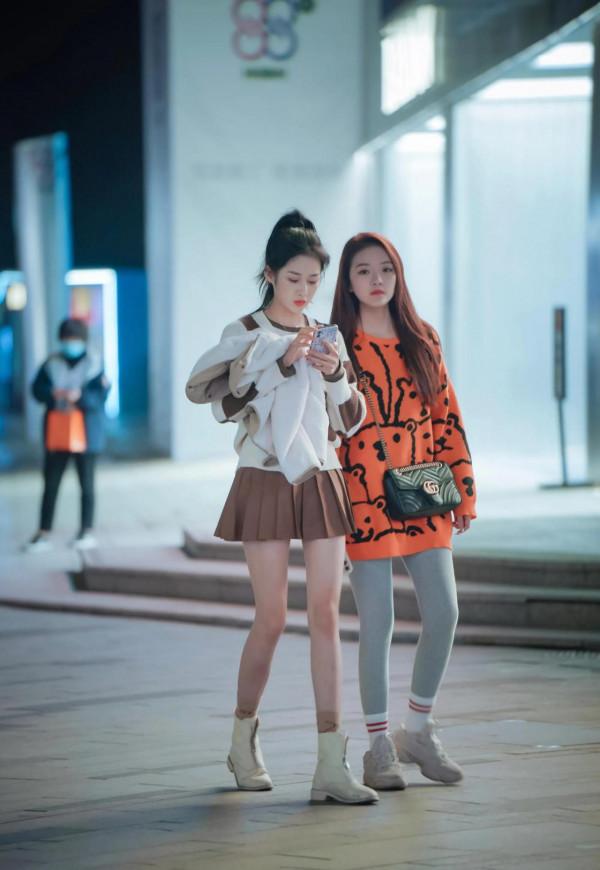 看街拍 學穿搭:12組高顏值閨蜜秋冬穿搭示範 看街拍 學穿搭:12組高顏值閨蜜秋冬穿搭示範