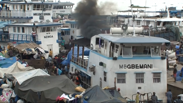 非洲瘋狂貨輪,竟然載上了2000人,遠遠看去就像一個漂浮的貧民窟 非洲瘋狂貨輪,竟然載上了2000人,遠遠看去就像一個漂浮的貧民窟