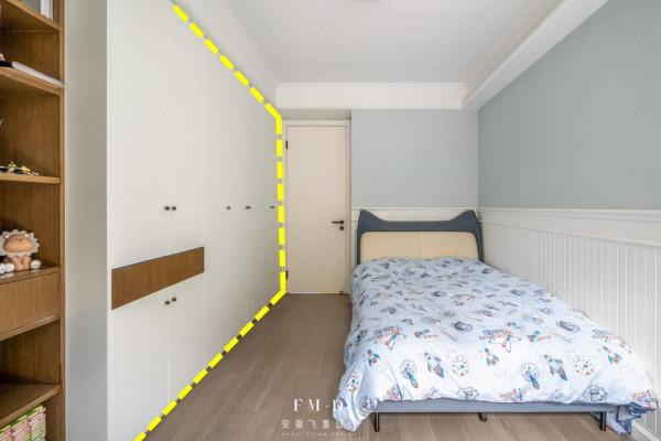 同樣是小臥室，有人將床擺在牆角，7種裝法，靠佈局省掉一半空間