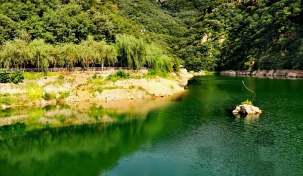 北京一峽谷景區走紅，坐擁廣闊的湖面、各異的深潭，適合自駕前往