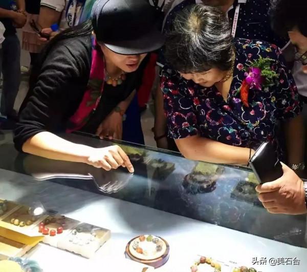 這個女人,幾串筋脈石被她賣出580萬,20年持續深入內蒙邊境 這個女人,幾串筋脈石被她賣出580萬,20年持續深入內蒙邊境