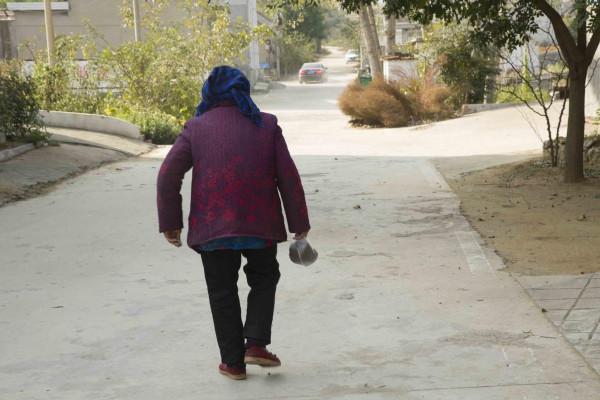 老人曾生下2個智殘女兒，花甲之年又喪夫，今獨留空屋為侄子守家