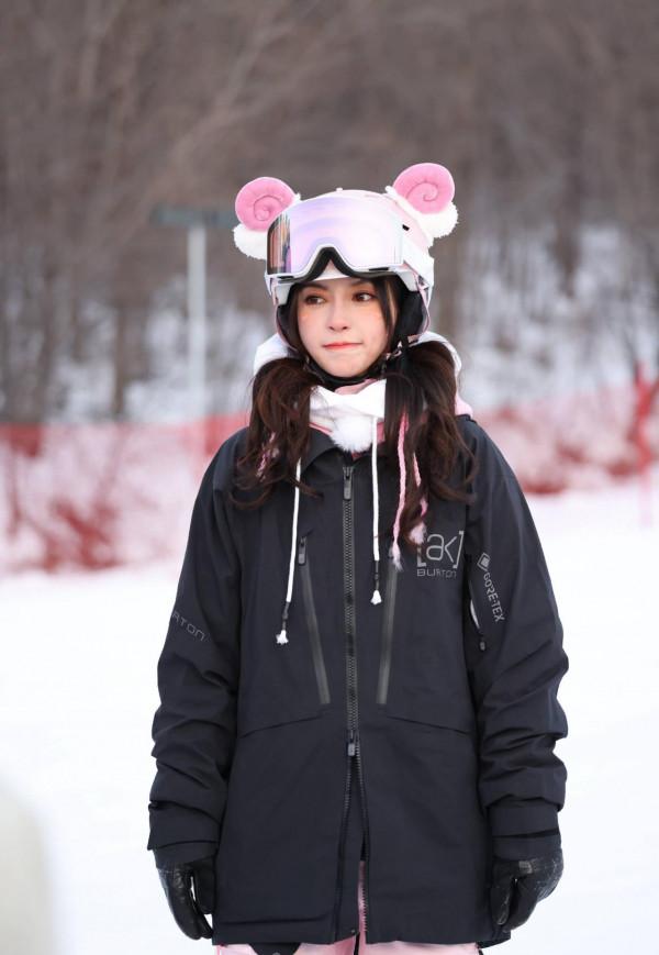 楊穎最新滑雪造型清新十足 戴粉色頭盔可愛軟萌