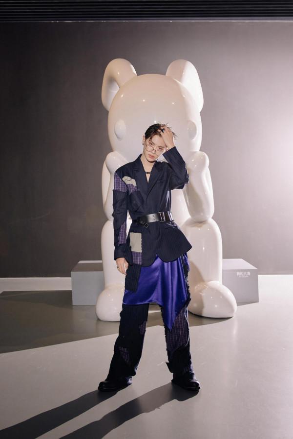 穿長裙、塗指甲油的boy黃明昊，男生還能這麼搭