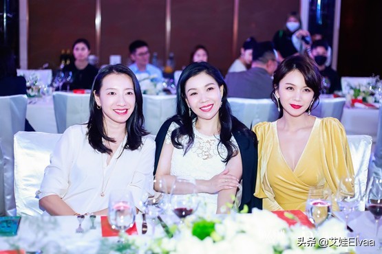 曹曦文母女冬至吃餃子！穿大衣長褲母女同框似烙餅，五官撞臉劉濤