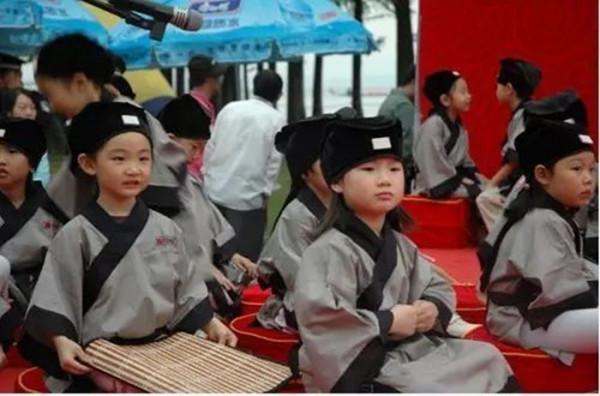 “神童”王恆屹：3歲識千字，6歲奪詩詞大會冠軍，為何遭到質疑？