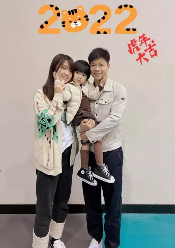 明星曬全家福：森碟比爸爸田亮高，張紀中像爺爺，胡杏兒最接地氣