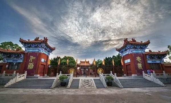 60年代湖北關羽墓被挖開，墓室盡頭，發現4根鐵鏈懸掛的古棺