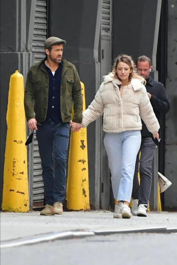 死侍夫婦牽著手逛街,女方穿著臃腫顯土氣,網友:女神也老了呀 死侍夫婦牽著手逛街,女方穿著臃腫顯土氣,網友:女神也老了呀