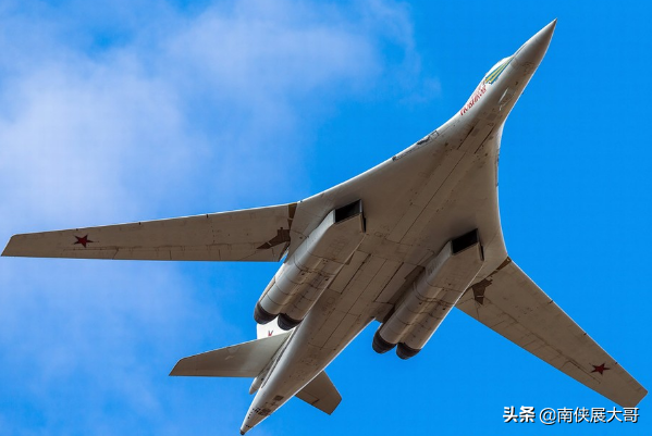 圖-160居然不能隱身,難道在執行任務時就不怕被敵國打下來嗎? 圖-160居然不能隱身,難道在執行任務時就不怕被敵國打下來嗎?