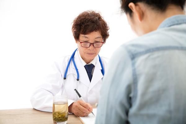 體內有病，手部先知？醫生提醒：手指出現3種異常，警惕疾病來襲