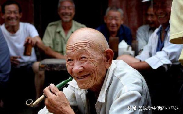 78歲大爺有300萬，子女卻敬而遠之，兒子：晚年淒涼是他自作自受