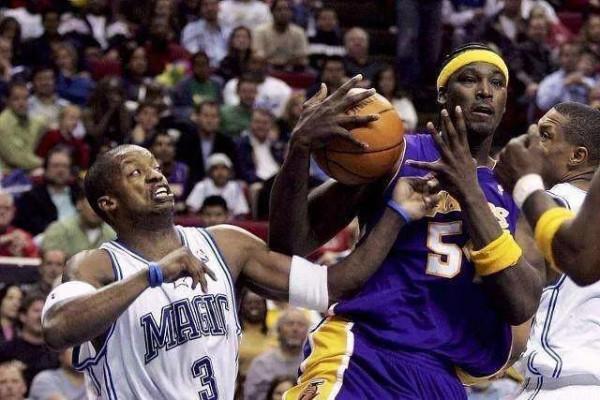 被喬丹推上舞臺,最終悻悻離場!“水貨狀元”誇梅-布朗去哪了? 被喬丹推上舞臺,最終悻悻離場!“水貨狀元”誇梅-布朗去哪了?